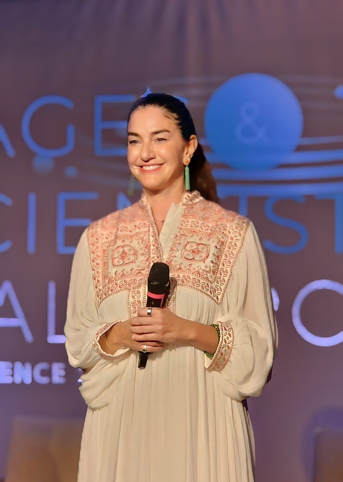 Mariana Harpreet speaking at Sages and Scientists Mallorca